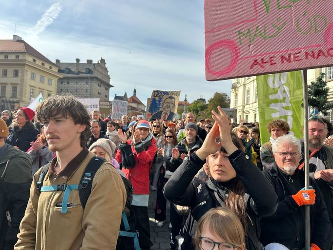 Demonstrace proti Petru Macinkovi na Hradčanském náměstí.