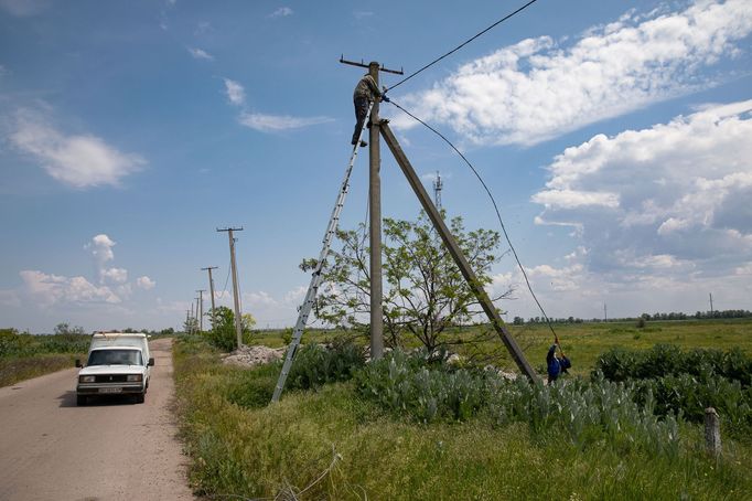 Dělníci opravují dráty elektrického vedení u městečka Posad-Pokrovske u Chersonu.