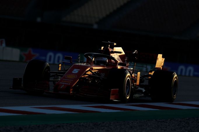 Sebastian Vettel ve Ferrari při prvních testech F1 v Barceloně 2020