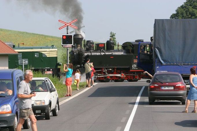 Na každém přejezdu čekají kolony aut s fotografy