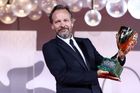 Křišťálový globus ve Varech převezme herec Peter Sarsgaard a Dakota Johnsonová