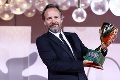 Křišťálový glóbus ve Varech převezme herec Peter Sarsgaard a Dakota Johnsonová