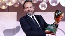 Americký herec Peter Sarsgaard na Benátském filmovém festivalu v roce 2023 přebíral cenu za Nejlepší mužský herecký výkon ve snímku Memory.