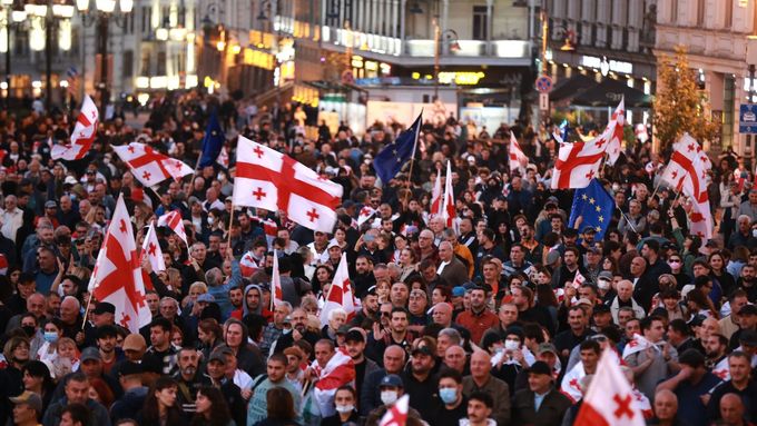 Stoupenci opozice sobotní komunální volby bojkotovali, místo hlasování se shromáždili v centru Tbilisi a požadovali propuštění politických vězňů.