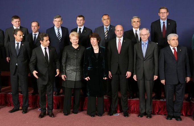 Nesmělo chybět tradiční "family photo". Van Rompuye najdete v přední řadě, je druhý zprava. Budoucí šéfka diplomacie stojí uprostřed. Nicolas Sarkozy se vyklání.