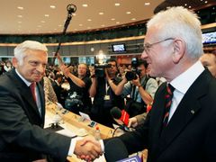 Jerzy Buzek (vlevo) a Hans-Gert Pöttering
