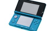 Nintendo 3DS - únor 2011 První a zatím jediná přenosná konzole schopná zobrazovat hry ve 3D bez použití speciálních brýlí. Ač se neprodává tak, jak se čekalo, jistě bude v budoucnu ukazovat cestu mnohým obdobným zařízením. V průběhu roku Nintendo 3DS zlevnilo natolik, že si ho může dovolit opravdu každý.