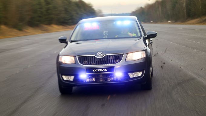 Obrazem: Policie má nová "tajná" auta. Rychlé octavie budou stíhat řidiče i na okreskách
