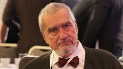 Karel Schwarzenberg na sněmu TOP 09. Ve svém projevu především vyzýval k obraně lidských práv a svobody. Zároveň vybídl spolustraníky, aby více pracovali.