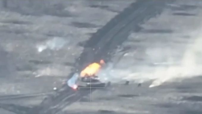 Tank M1A2 Abrams americké výroby nedaleko Avdijivky pravděpodobně zasáhl ruský dron. Na videu je vidět tříčlenná posádka, která uniká z hořícího tanku
