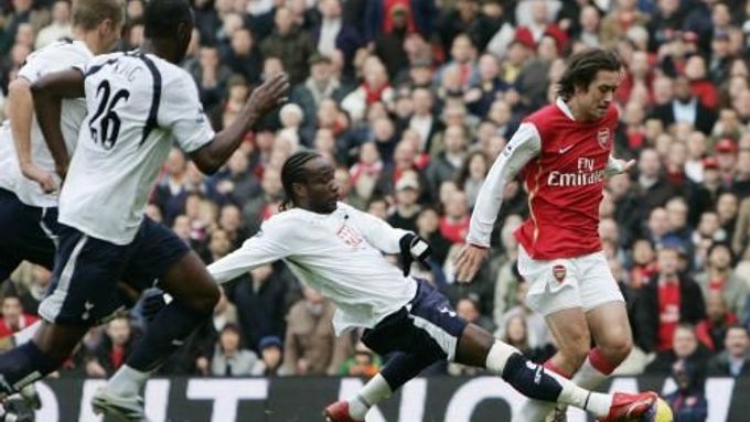 Tomáš Rosický proniká do pokutového území v zápase Arsenal - Tottenham. Za okamžik spadne, bude se pískat penalta. Klíčový moment zápasu, který málem vedl k rvačce obou hráčů , Rosického a obránce Pascala Chimbondy.