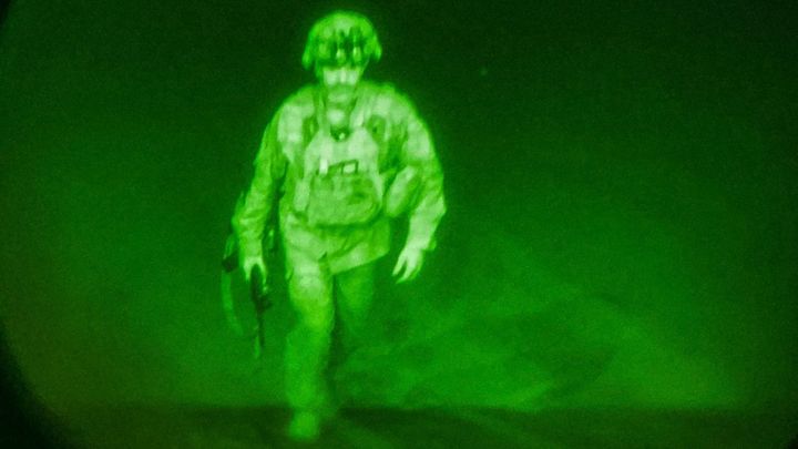 Poslední Američan v Kábulu. Elitní výsadkář s titulem z Harvardu vstoupil do historie; Zdroj foto: XVIII Airborne Corps/Handout via REUTERS