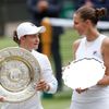 Ashleigh Bartyová a Karolína Plíšková s trofejemi po finále Wimbledonu 2021