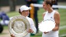 Karolína Plíšková a Ashleigh Bartyová po finále Wimbledonu 2021