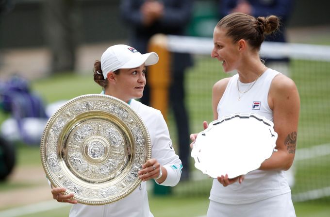 Ashleigh Bartyová a Karolína Plíšková s trofejemi po finále Wimbledonu 2021