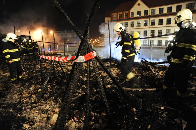 Požár požár haly Geodesie Českých drah, a.s. na pražském Florenci, ke kterému došlo 27. 10. roku 2010. Archivní snímek z historie Hasičského záchranného sboru v Praze.