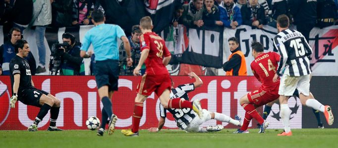 Fotbal, Juventus - Bayern: Claudio Pizarro (druhý zprava) gól na 0:2