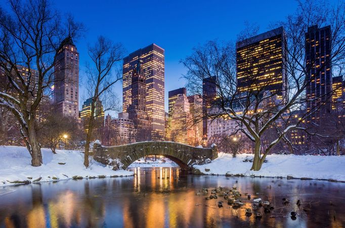 Noční záběr na most Gapstow v Central Parku v New Yorku během zimy.