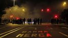 People block an entrance of Mercabarna (wholesale market) at Zona Franca in Barcelona November 14, 2012. Spain's two largest labour unions have called for a general strike on November 14, the second against the conservative government since they took power in December and coinciding with industrial action in Portugal on the same day. REUTERS/Albert Gea (SPAIN - Tags: BUSINESS EMPLOYMENT POLITICS CIVIL UNREST) Published: Lis. 14, 2012, 1:15 dop.