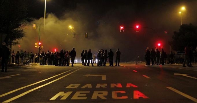 People block an entrance of Mercabarna (wholesale market) at Zona Franca in Barcelona November 14, 2012. Spain's two largest labour unions have called for a general strike on November 14, the second against the conservative government since they took power in December and coinciding with industrial action in Portugal on the same day. REUTERS/Albert Gea (SPAIN - Tags: BUSINESS EMPLOYMENT POLITICS CIVIL UNREST) Published: Lis. 14, 2012, 1:15 dop.