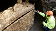 Italští archeologové objevili hrobku ze starého Říma včetně pěti rakví, které byly nedotčeny, v blízkosti továrny na zpracování drůbeže.