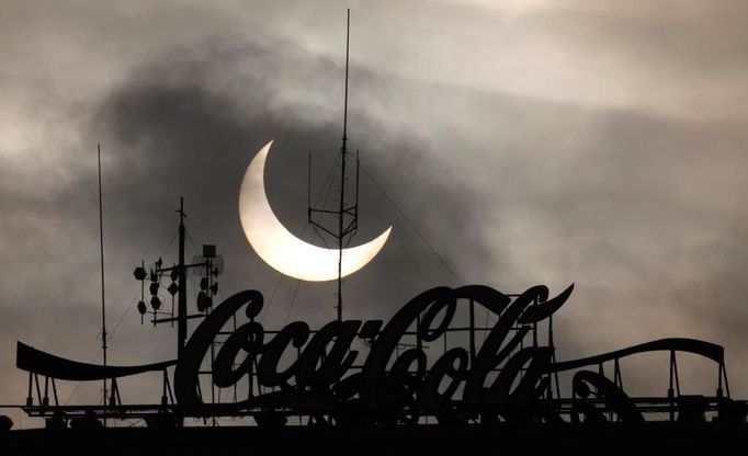 Coca Cola a zatmění ve Varšavě.