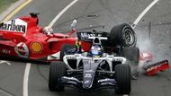 Pilot Ferrari Felipe Massa zničil svůj monopost po srážce s Nico Rosbergem na williamsu.
