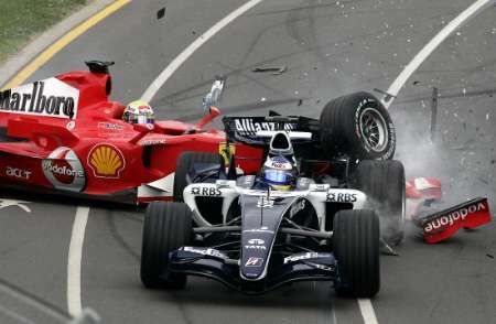 Pilot Ferrari Felipe Massa po srážce s Nico Rosbergem