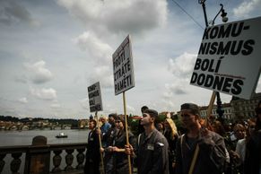 Fotky: Studenti šli Prahou. Bojují proti ztrátě paměti