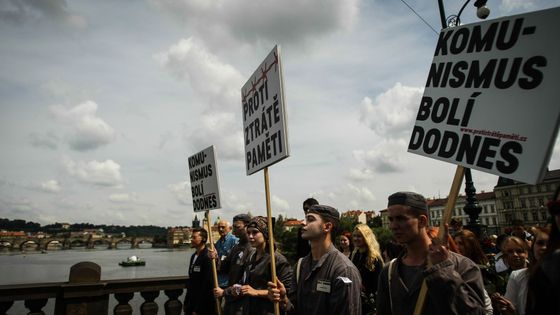 Fotky: Studenti šli Prahou. Bojují proti ztrátě paměti