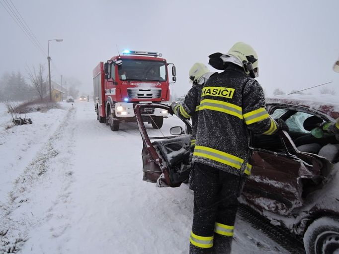 Dopravní nehoda s vyproštěním ve Stružinci na Semilsku.