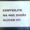 Cedule, zákazy, příkazy, nápisy