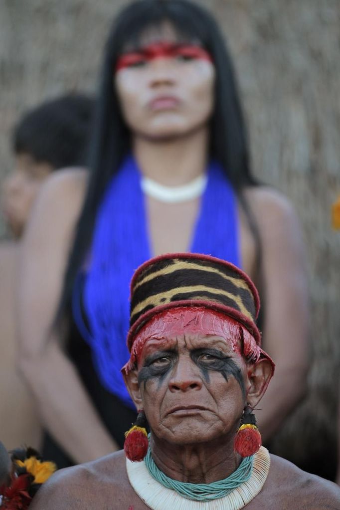 Yawalapiti natives observe this year's 'quarup,' a ritual held over several days to honour in death a person of great importance to them, in the Xingu National Park, Mato Grosso State, August 18, 2012. This year the Yawalapiti tribe honoured two people - a Yawalapiti Indian who they consider a great leader, and Darcy Ribeiro, a well-known author, anthropologist and politician known for focusing on the relationship between native peoples and education in Brazil. Picture taken August 18, 2012. REUTERS/Ueslei Marcelino (BRAZIL - Tags: SOCIETY ENVIRONMENT) FOR EDITORIAL USE ONLY. NOT FOR SALE FOR MARKETING OR ADVERTISING CAMPAIGNS. ATTENTION EDITORS - PICTURE 32 OF 37 FOR THE PACKAGE 'THE YAWALAPITI QUARUP RITUAL' Published: Srp. 29, 2012, 10:21 dop.