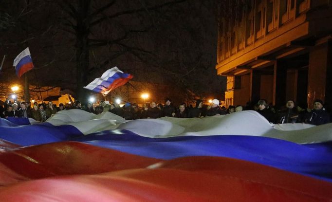 Stovky lidí při protestech s ruskými vlajkami skandují "Rusko, Rusko!"... Jiní ale hájí jednotu Ukrajiny. Simferopol, 27. 2. 2014.