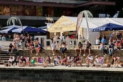 Známé osobnosti vzaly do rukou štetce a svoje díla představí během filmového festivalu ve Varech