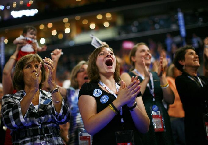 Delegates cheer during the first session of the Democratic National Convention in Charlotte, North Carolina, September 4, 2012. REUTERS/Eric Thayer (UNITED STATES - Tags: POLITICS ELECTIONS) Published: Zář. 5, 2012, 12:45 dop.