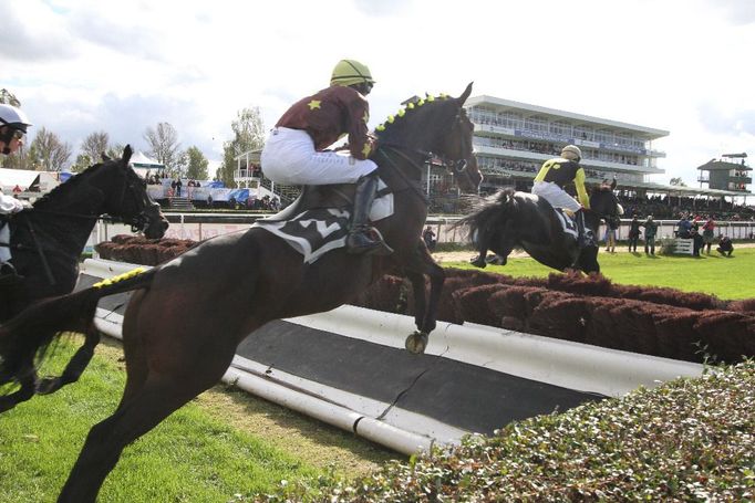 Sobotní dostihy před Velkou pardubickou 2017