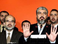 Chálid Mišál (vpravo) je vůdcem radikálnějšího křídla Hamasu. Izraelci ho chtějí zabít.