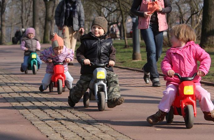 Řidiči pozor! Slunce, teplo a sucho lákají motorkáře po zimě zase na silnice.