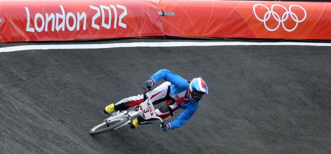 Česká bikrosařka Romana Labounková během soutěže v BMX na OH 2012 v Londýně.