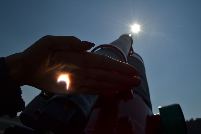 Povedená série fotografií zatmění od čtenáře Tomáše Kodydeka.