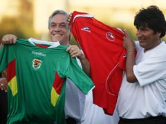 Dlouhodobě napjaté vztahy mezi Chile a Bolívií se za Bacheletové a Moralese zlepšily. Jediný boj, který chce Piňera s bolivijským prezidentem vést je na fotbalovém poli (utkání spolu jejich týmy svedly ve středu).