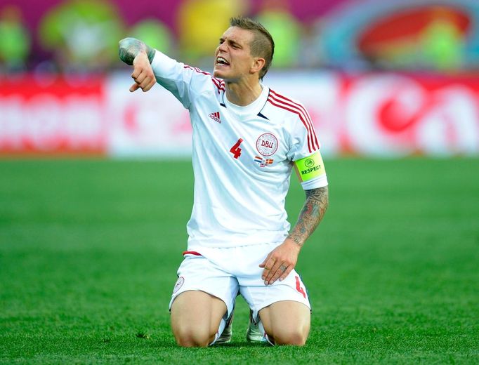 Daniel Agger upozorňuje na faul během utkání Nizozemska s Dánskem v základní skupině B na Euru 2012.