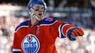 Connor McDavid při utkání pod širým nebem.