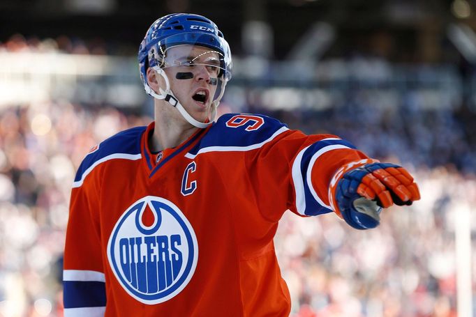 Connor McDavid při utkání pod širým nebem.