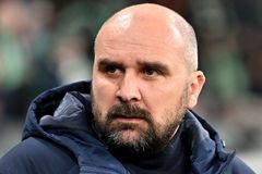 Během zápasu fotbalové ligy zemřel trenér. Bylo mu 44 let, tým vedl teprve potřetí