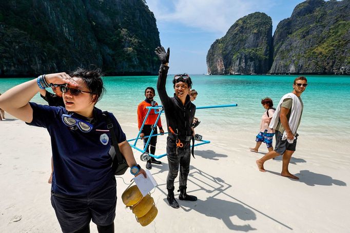 Thajská zátoka Maya Bay, kde turisté pozorují žraloky černoploutvé.