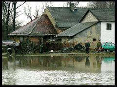 Lidé v Polance nad Odrou sledují s obavami hladinu řeky.