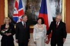 Prince Charlese s chotí přivítal v sobotu na Hradě prezident Klaus s manželkou Livií.