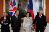 Prince Charlese s chotí přivítal v sobotu na Hradě prezident Klaus s manželkou Livií.